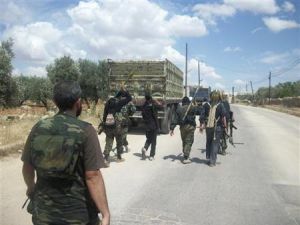 افراد من الجيش السوري الحر يحملون قذائف ار.بي.جي قرب ادلب
