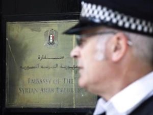 رجل شرطة بريطاني يقف أمام السفارة السورية في لندن
