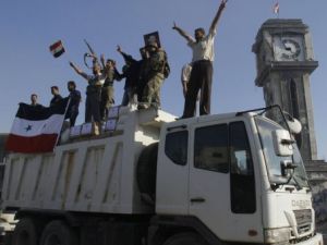 جنود من الجيش النظامي يحتفلون باستعادة القصير