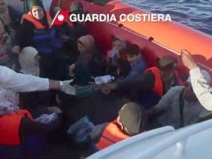 صورة نشرها خفر السواحل الايطالي لعملية انقاذ لاجئين سوريين قبالة صقلية
