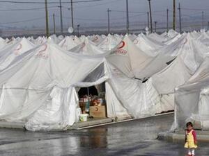 طفلة سورية قرب خيام للاجئين في اقليم هاتاي التركي الحدودي
