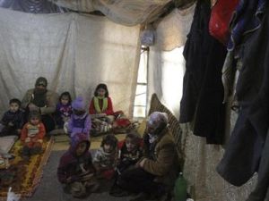 لاجئون سوريون يقيمون في خيمة قرب طرابلس بشمال لبنان
