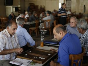 سوريون في احد مقاهي دمشق يوم 13 اب اغسطس 2013
