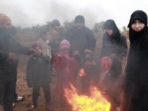 لاجئون سوريون ينتظرون الدخول الى تركيا فرارا من الحرب في بلادهم
