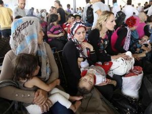 لاجئات سوريات فررن في العنف في بلادهن ينتظرن أمام معبر على الحدود مع شمال العراق
