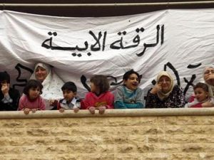 سيدات واطفال في الرقة شرقي سوريا 
