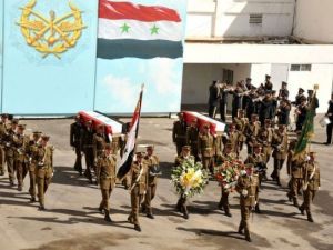 جنود سوريون يشيعون رفاقا لهم قتلوا خلال اعمال العنف في سوريا