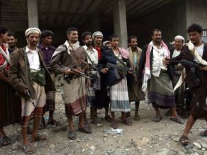 مسلحون قبليون معارضون ينتشرون في احد شوارع تعز
