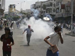 متظاهرون يفرون من اطلاق النار في تعز
