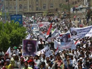 متظاهرون مناهضون للحكومة أثناء مظاهرة تطالب برحيل صالح في تعز 
