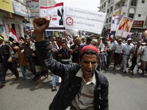 محتجون مناهضون للحكومة يتظاهرون في تعز بجنوب البلاد
