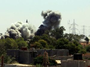 الدخان يتصاعد من تاجوراء احدى ضواحي طرابلس
