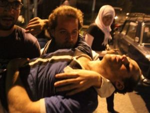 متظاهرون يحملون جريحا اصيب في المواجهات في ميدان التحرير ليل الثلاثاء/الاربعاء 