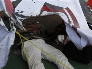 احد المحتجين ينام داخل خيمة في ميدان التحرير