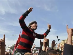 متظاهرون في ميدان التحرير يوم الجمعة يطالبون المجلس العسكري بتسليم السلطة 
