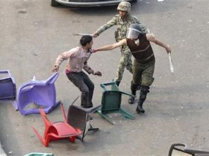 جنديان مصريان يعتديان بالضرب على محتج في ميدان التحرير
