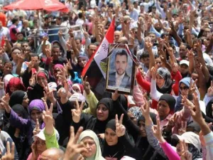 مصريون يتظاهرون في ميدان التحرير للضغط على الجيش لاجراء الاصلاحات الموعودة 
