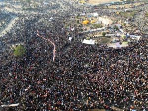 متظاهرون في ميدان التحرير في القاهرة
