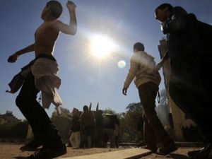 مواحهات بين متظاهرين وعناصر من الشرطة في ميدان التحرير في القاهرة
