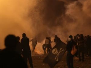 متظاهرون في ميدان التحرير في القاهرة 
