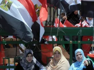 متظاهرات في ميدان التحرير