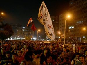 اشتباكات بين أنصار السيسي ومحتجين في ميدان التحرير