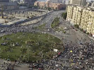 متظاهرون في ميدان التحرير
