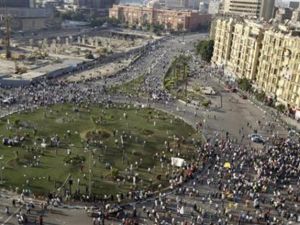 متظاهرون في ميدان التحرير
