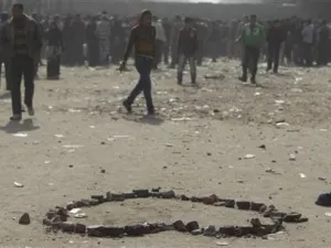 بين قوات الامن ومحتجين في ميدان التحرير بالقاهرة
