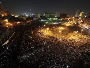 متظاهرون يحتشدون بميدان التحرير بوسط القاهرة يوم الاحد. 
