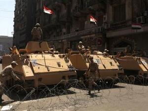 جنود مصريون يحرسون عربات مدرعة امام مدخل ميدان التحرير بالقاهرة
