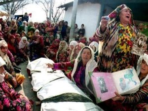 صورة ارشيف لنساء طاجيكستانيين يبكين جنديا قتل في اشتباك بين الجنود وقوات المعارضة