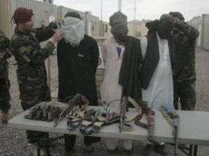 عناصر من طالبان اعتقلهم الجيش الافغاني في هيرات

