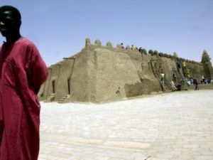 الاسلاميون يواصلون تدمير اضرحة اولياء مسلمين في تمبكتو 
