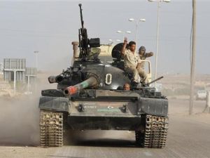 ثوار على متن دبابة بالقرب من سرت
