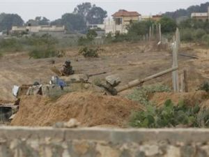 دبابة على الحدود بين مصر وقطاع غزة 
