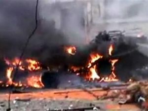 دبابة تحترق بعد هجوم عليها شنه افراد من الجيش السوري الحر في حمص