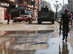 جندي لبناني يتقدم مدرعة عسكرية اثناء دورية في مدينة طرابلس
