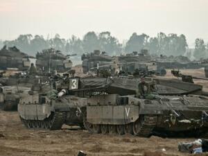 دبابات اسرائيلية متمركزة عند الحدود مع قطاع غزة في 2012
