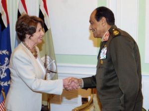 بيلوسي تصافح المشير طنطاوي