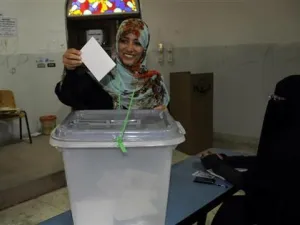 الناشطة اليمنية الفائزة بجائزة نوبل للسلام توكل كرمان لدى ادلائها بصوتها 
