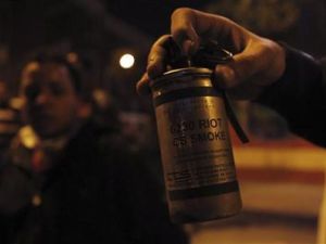 متظاهر ضد الرئيس محمد مرسي يحمل قنبلة غاز مسيل للدموع فارغة اثناء الاشتباكات مع شرطة مكافحة الشغب امام مديرية امن بورسعيد يوم الاثنين