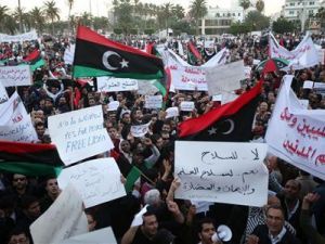 مقيمون يحتجون على وجود اسلحة داخل مدينة طرابلس