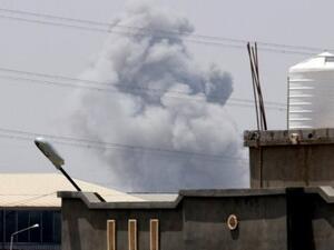 الدخان يتصاعد من موقع غارة للحلف الاطلسي في طرابلس
