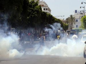 مواجهات بين متظاهرين والشرطة في العاصمة التونسية