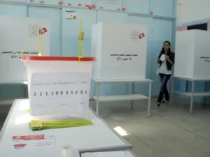 فتاة تونسية داخل مركز اقتراع تدريبي الاسبوع الماضي