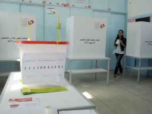 تونسية تشارك في التدريب على الانتخاب في تونس
