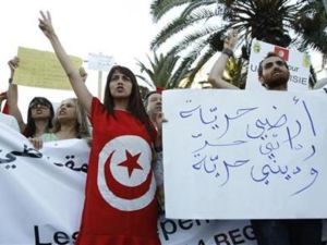 تونسيون يرفعون لافتات ويرددون هتافات أثناء مظاهرة بتونس 
