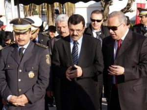 وزير الداخلية التونسي علي لعريض (وسط) بين مسؤولين في مركز للشرطة في تونس
