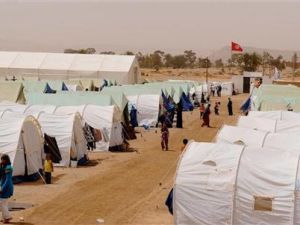 مخيم للاجئين الفارين من ليبيا على الحدود مع تونس 
